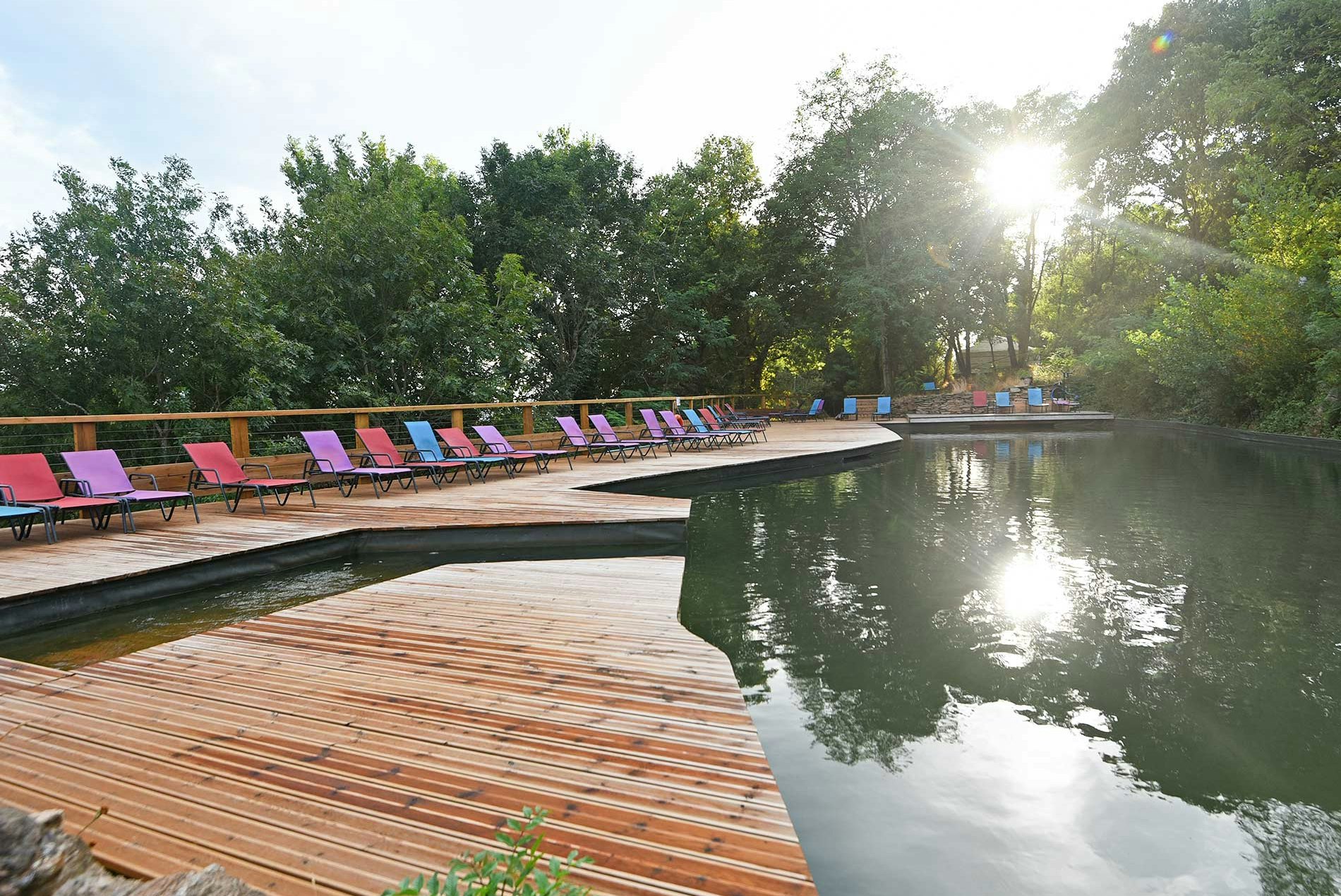 Yelloh! Village Le Bout du Monde - Pool im Freien mit Liegestühlen auf dem Campingplatz