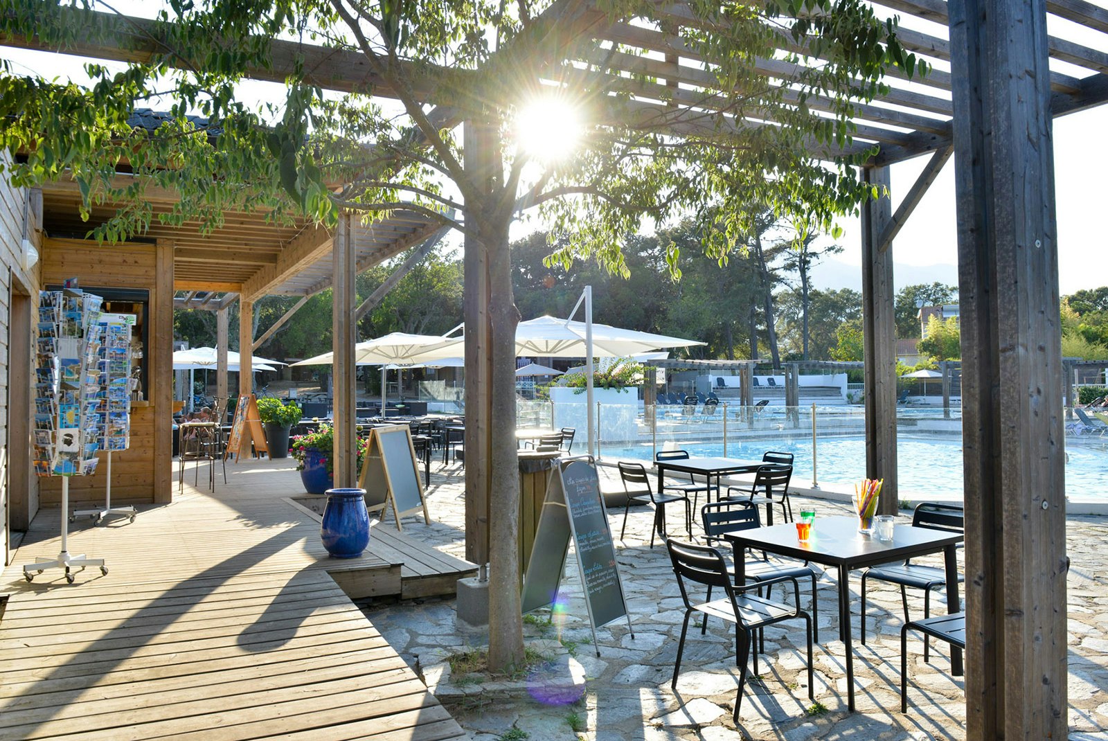 Yelloh! Village Le Campoloro  - Restaurant mit Terrasse auf dem Campingplatz