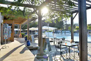 Yelloh! Village Le Campoloro - Restaurant mit Terrasse auf dem Campingplatz