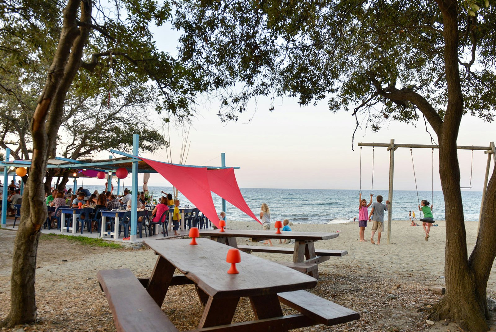 Yelloh! Village Le Campoloro - Terrasse und Kinderspielplatz am Strand des Campingplatzes