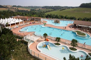 Camping Lac des 3 Vallées Yelloh! Village Le Lac des Trois Vallées - Freibad auf dem Campingplatz