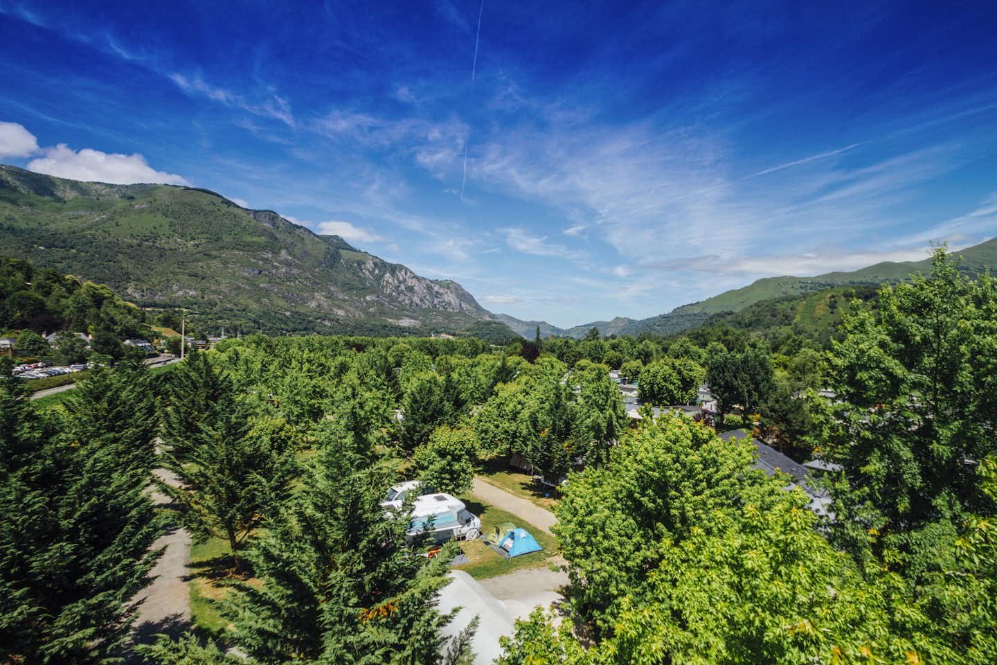 Yelloh! Village Le Lac des Trois Vallées  -  Luftaufnahme vom mit grünen Hügeln umgebenen Campingplatz 