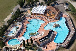 Yelloh! Village Le Lac des Trois Vallées - Pool vom Campingplatz aus der Vogelperspektive