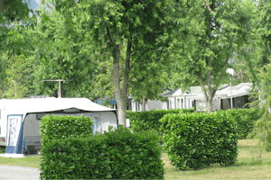 Yelloh! Village Le Lac des Trois Vallées - Stellplatz vom Campingplatz auf grüner Wiese