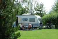 Yelloh! Village Le Ridin  -  Wohnwagenstellplatz auf grünem Rasen auf dem Campingplatz