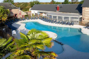 Yelloh! Village Le Ridin - Blick auf den Pool im Freien auf dem Campingplatz