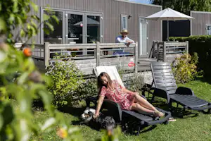 Yelloh! Village Le Ridin - Camper mit Hund auf der Terrasse einer Mietunterkunft