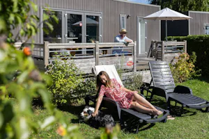 Yelloh! Village Le Ridin - Camper mit Hund auf der Terrasse einer Mietunterkunft