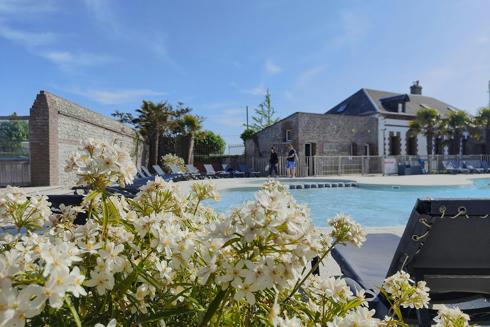 Yelloh! Village Le Ridin - Pool im Freien auf dem Campingplatz