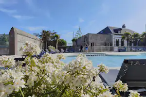 Yelloh! Village Le Ridin - Pool im Freien auf dem Campingplatz