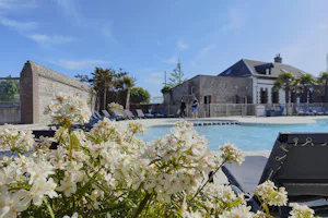 Yelloh! Village Le Ridin - Pool im Freien auf dem Campingplatz