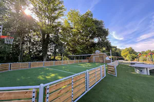 Yelloh! Village Le Talouch - Mehrzwecksportplatz auf dem Campingplatz