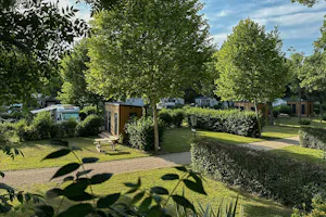 Yelloh! Village Le Talouch - Standplätze im Grünen auf dem Campingplatz