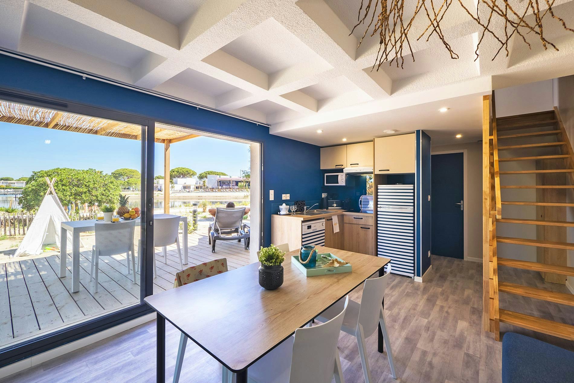 Yelloh! Village Le Village du Port  - Innenansicht eines Mobilheims mit Küche