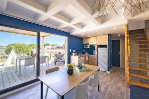 Yelloh! Village Le Village du Port - Innenansicht eines Mobilheims mit Küche