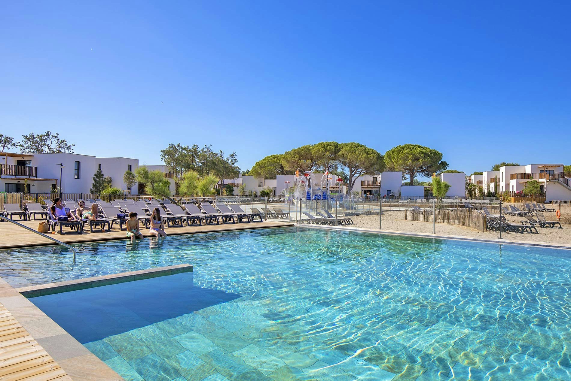 Yelloh! Village Le Village du Port - Blick auf den Pool im Freien auf dem Campingplatz