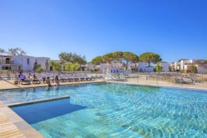Yelloh! Village Le Village du Port - Blick auf den Pool im Freien auf dem Campingplatz