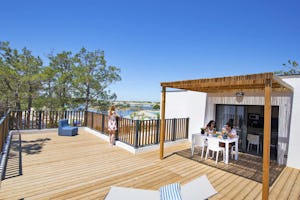 Yelloh! Village Le Village du Port - Mietapartment mit Terrasse auf dem Campingplatz