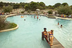 Yelloh! Village Les Petits Camarguais - Gäste liegen am Pool in der Sonne