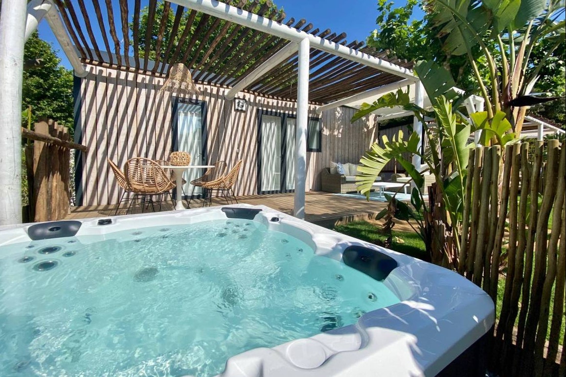 Yelloh! Village Sant Miquel  - Mobilheim mit Terrasse und privatem Whirlpool auf dem Campingplatz