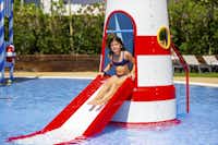 Yelloh! Village Sant Miquel - Kleine Wasserrutsche auf dem Wasserspielplatz für Kinder im Poolbereich vom Campingplatz