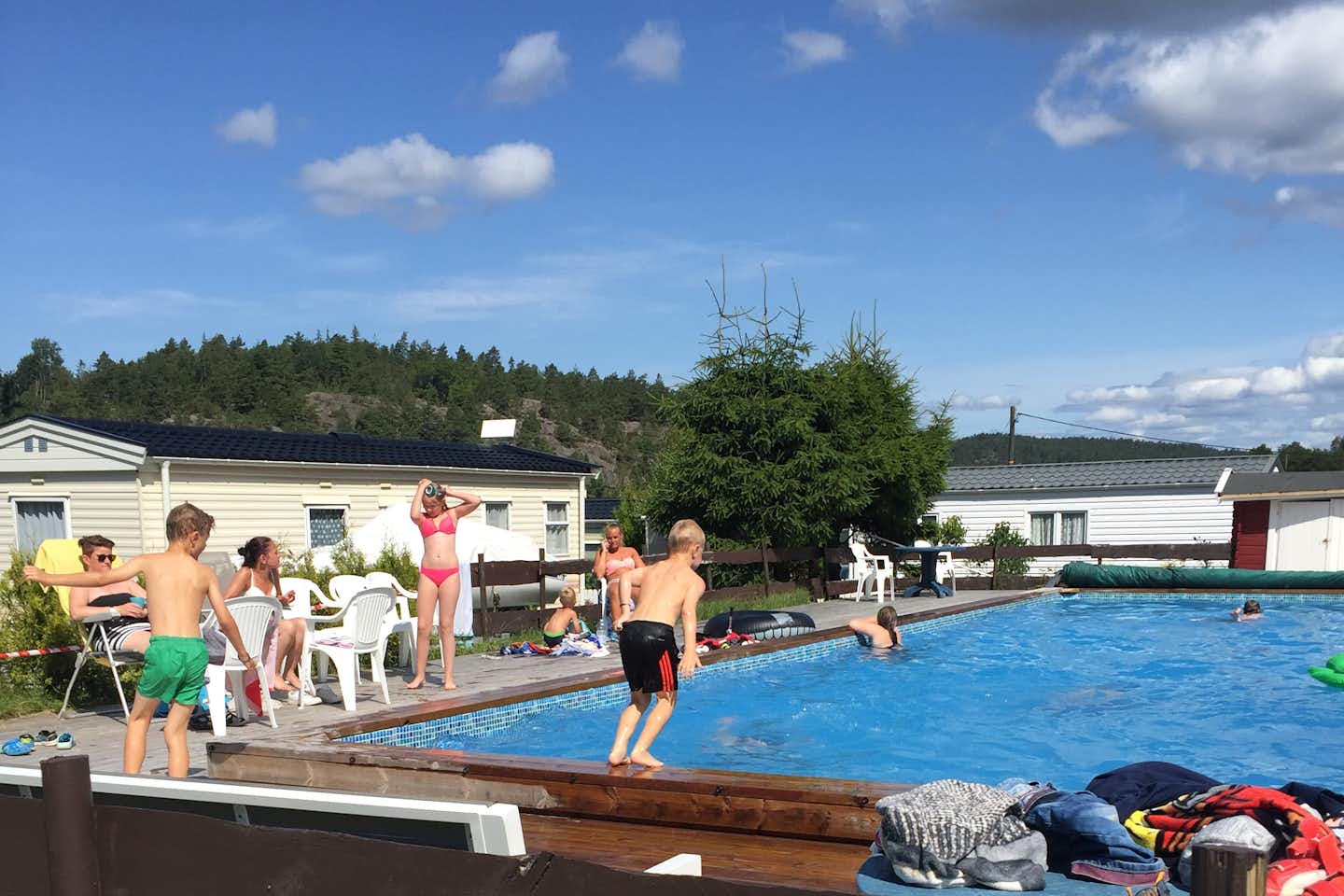 Ylserød Camping - Gäste beim Baden im Pool auf dem Campingplatz
