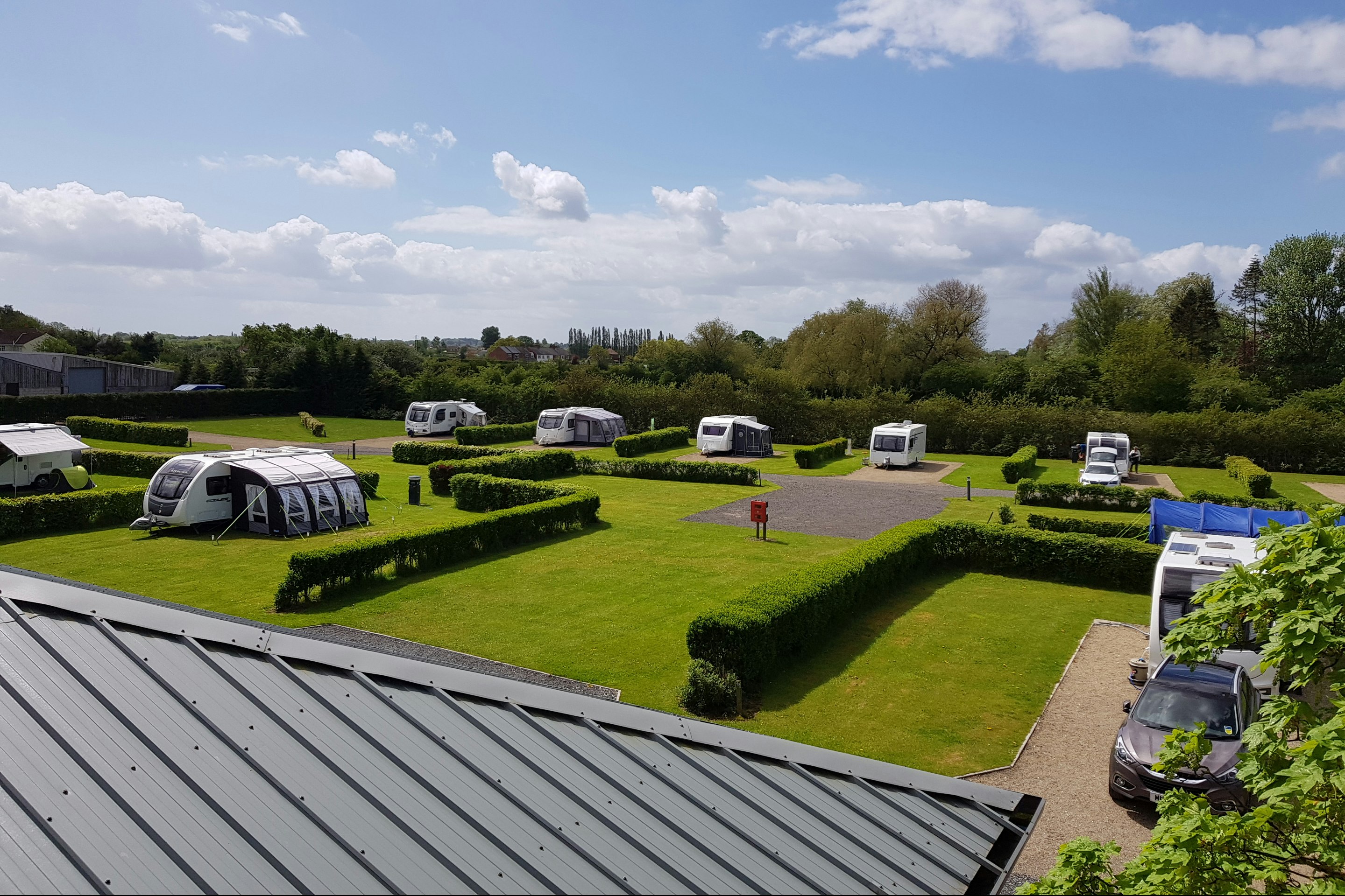 York Caravan Park - Blick auf die Wohnwagen- und Zeltstellplätze, die von niedrigen Hecken umgeben sind