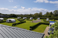 York Caravan Park - Blick auf die Wohnwagen- und Zeltstellplätze, die von niedrigen Hecken umgeben sind