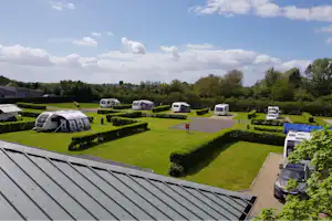 York Caravan Park - Blick auf die Wohnwagen- und Zeltstellplätze, die von niedrigen Hecken umgeben sind