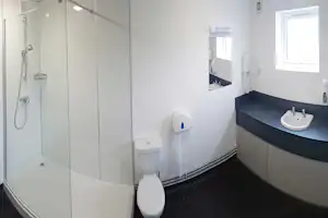 York Caravan Park - Einzelbadezimmer mit Waschbecken, Toilette und Dusche auf dem Campingplatz