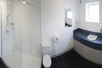 York Caravan Park - Einzelbadezimmer mit Waschbecken, Toilette und Dusche auf dem Campingplatz