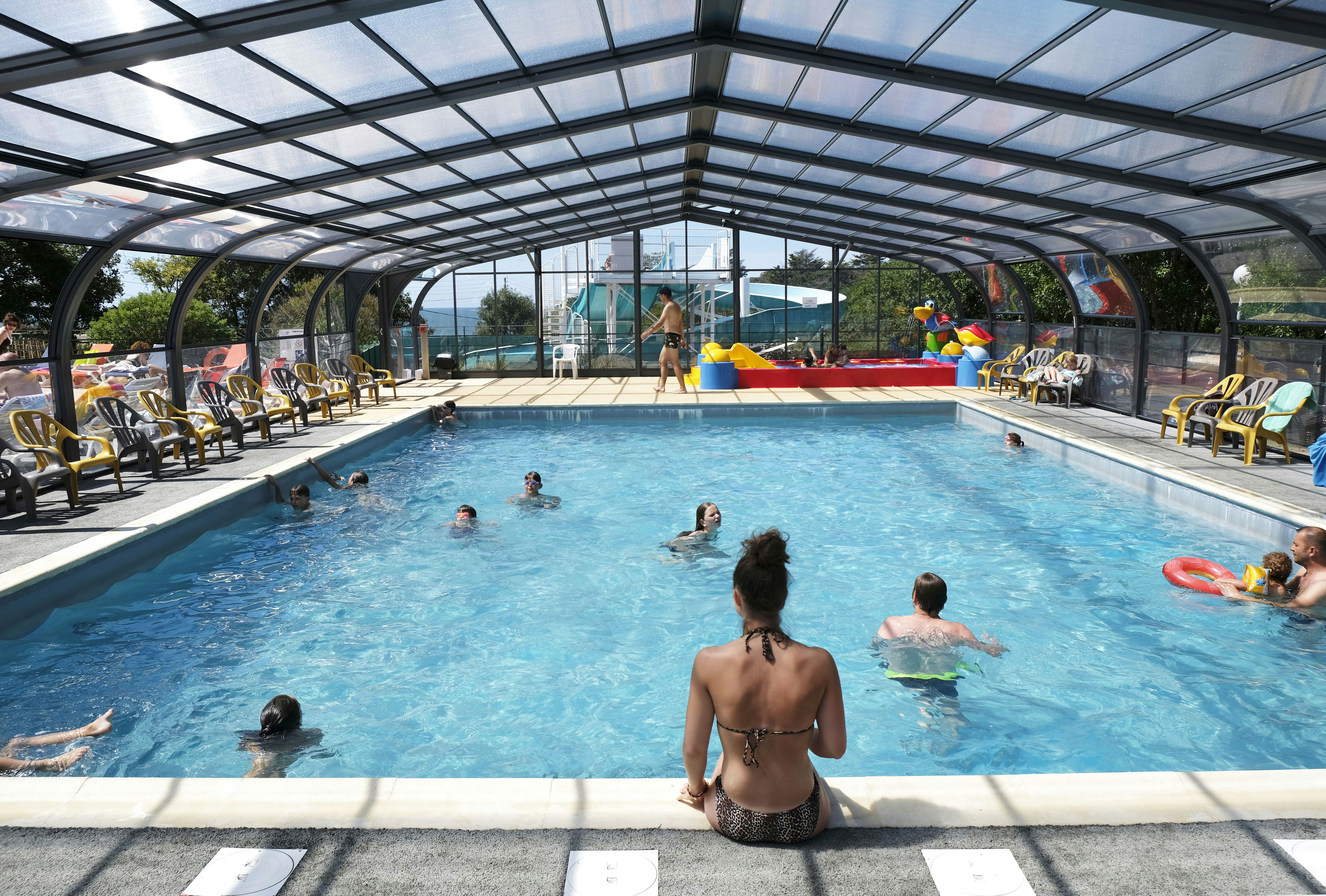 Camping L'Eve  Yukadi Village de l'Eve - Überdachter Pool auf dem Campingplatz