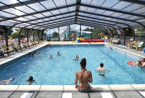 Camping L'Eve Yukadi Village de l'Eve - Überdachter Pool auf dem Campingplatz