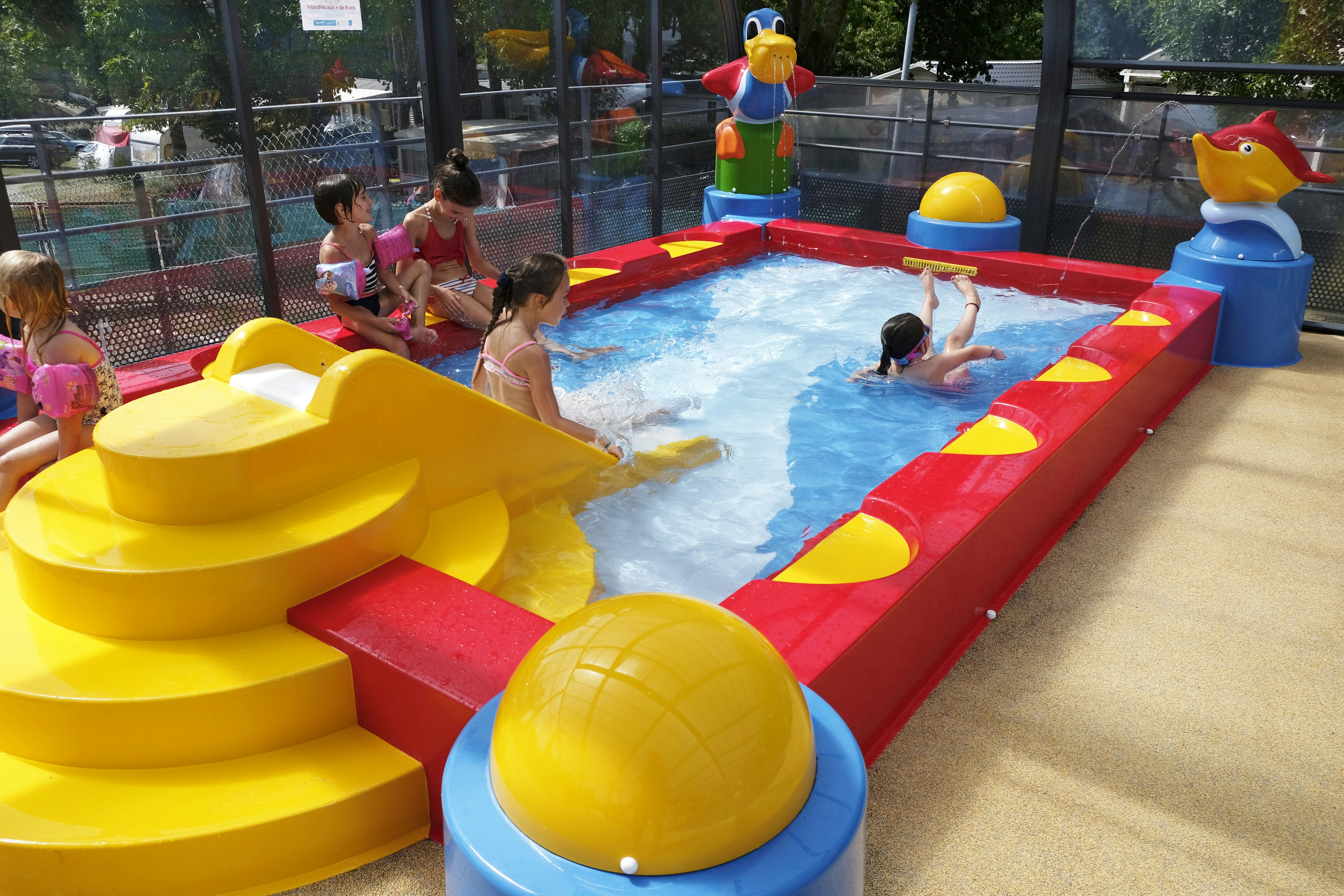 Camping L'Eve  Yukadi Village de l'Eve - Kinderbereich im Pool auf dem Campingplatz