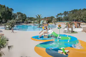 Yukadi Village Le Logis - Poolbereich des Campingplatzes