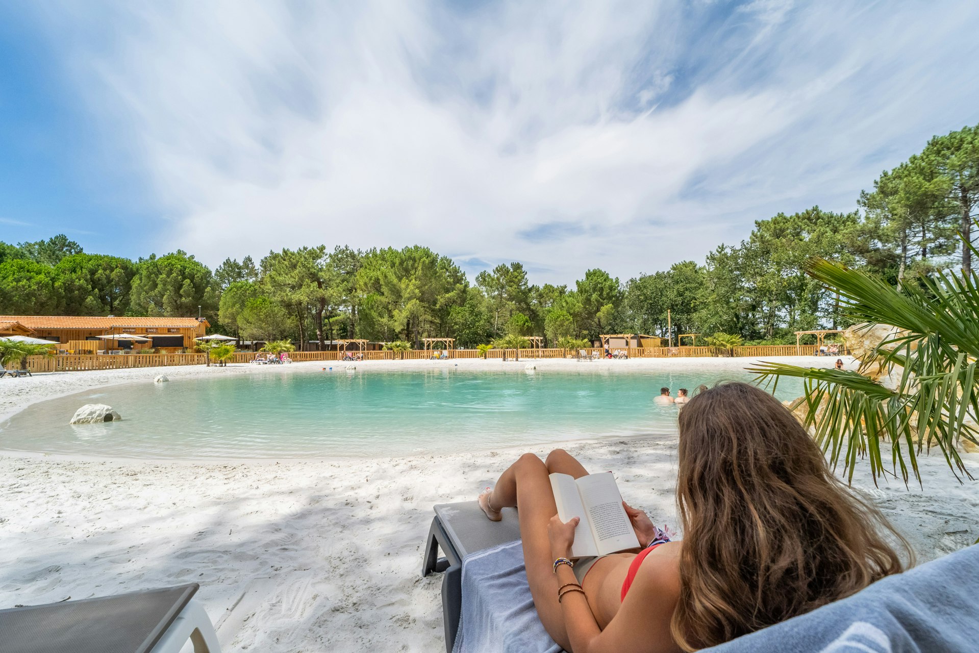 Yukadi Village Les Couleurs de La Coubre - Naturpool mit Sand auf dem Campingplatz