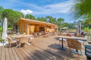Yukadi Village Les Couleurs de La Coubre - Restaurant Terrasse auf dem Campingplatz