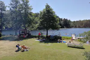 Yxningens Camping - Gäste am Badeufer