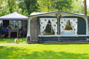 Vakantiepark de Zeeuwse Parel - Wohnwagenstellplätze im Schatten der Bäume