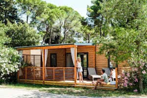 Zaton Holiday Resort - Mobilheim mit Terrasse auf dem Campingplatz