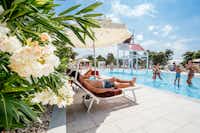 Zaton Holiday Resort  - Pool im Freien mit Liegestühlen und Sonnenschirmen