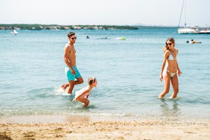 Zaton Holiday Resort - Familie beim Baden im Meer