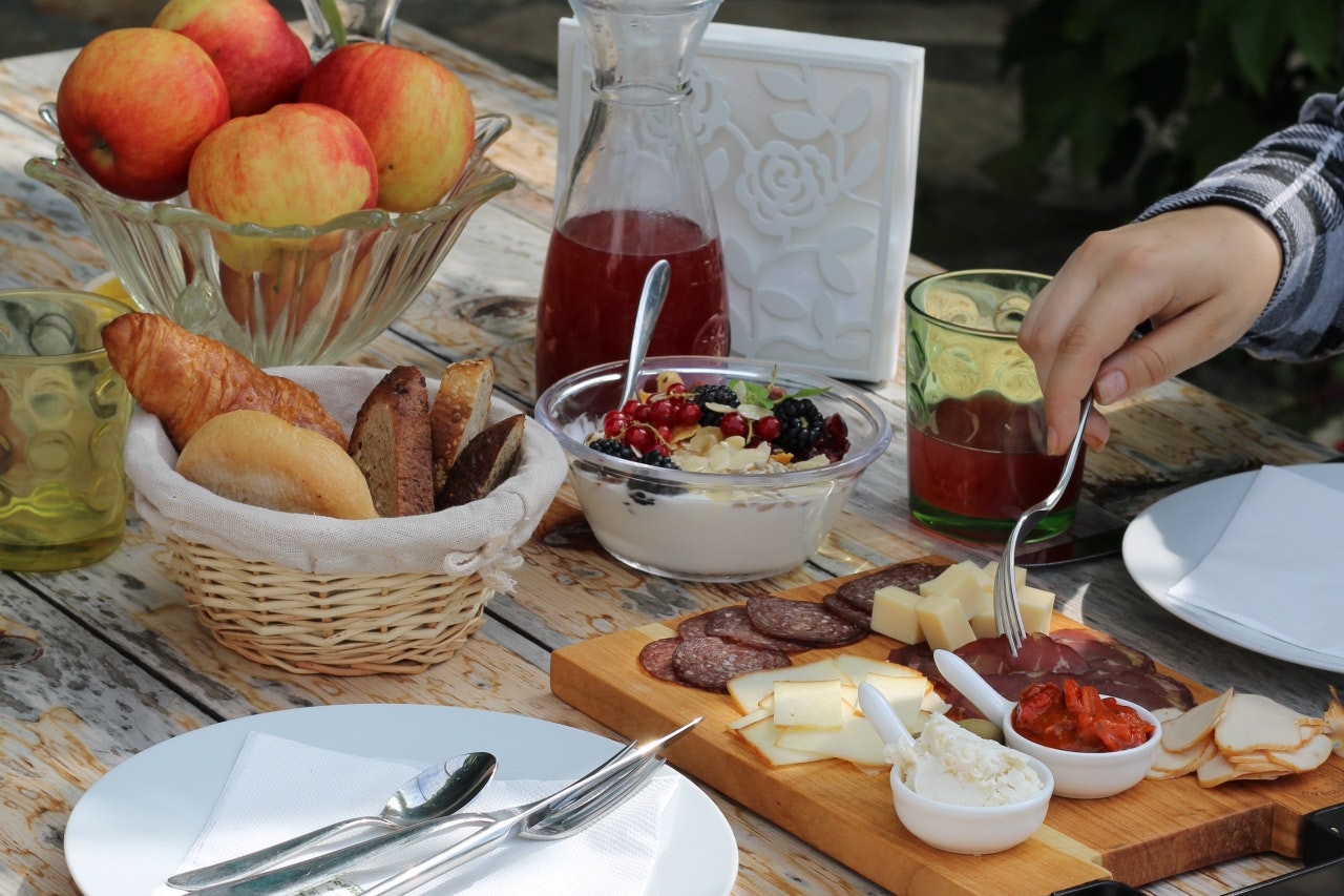 Zornića Kuća - Frisches Frühstück auf dem Campingplatz
