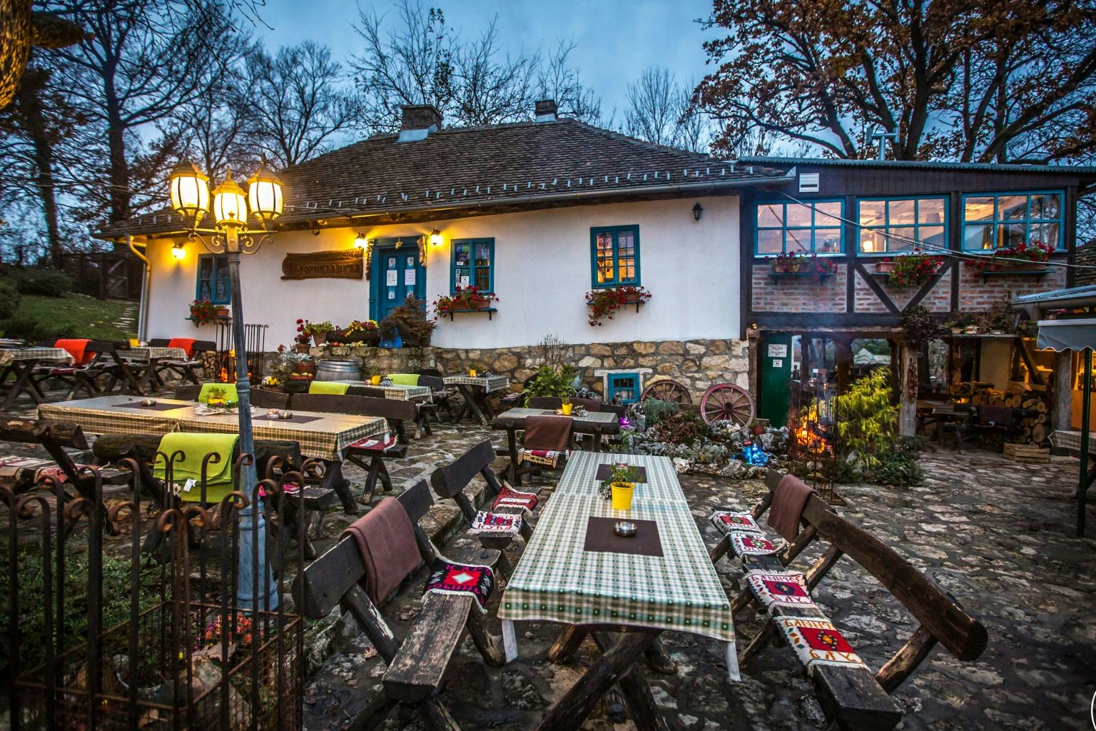 Zornića Kuća - Restaurant mit Terrasse auf dem Campingplatz