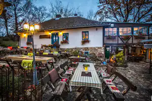 Zornića Kuća - Restaurant mit Terrasse auf dem Campingplatz