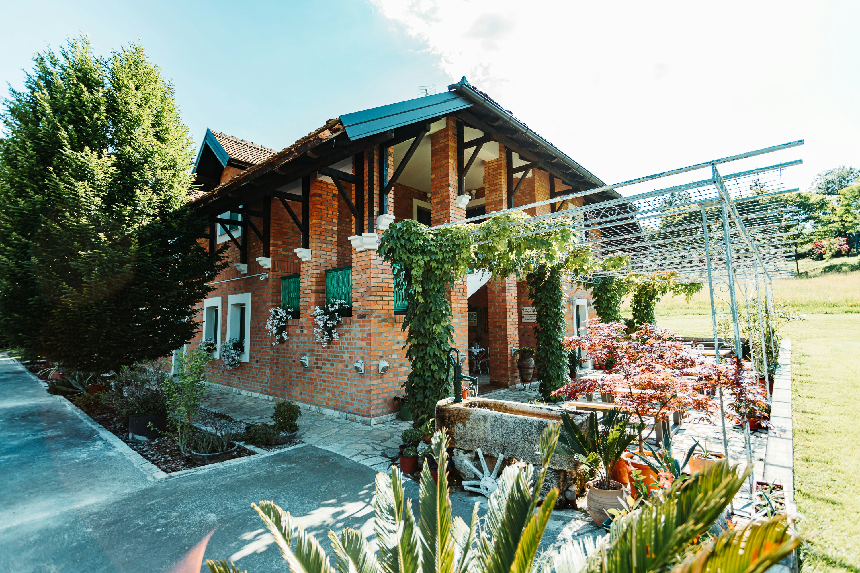 Zornića Kuća - Restaurant mit Terrasse auf dem Campingplatz