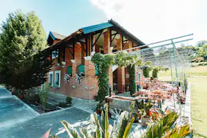 Zornića Kuća - Restaurant mit Terrasse auf dem Campingplatz