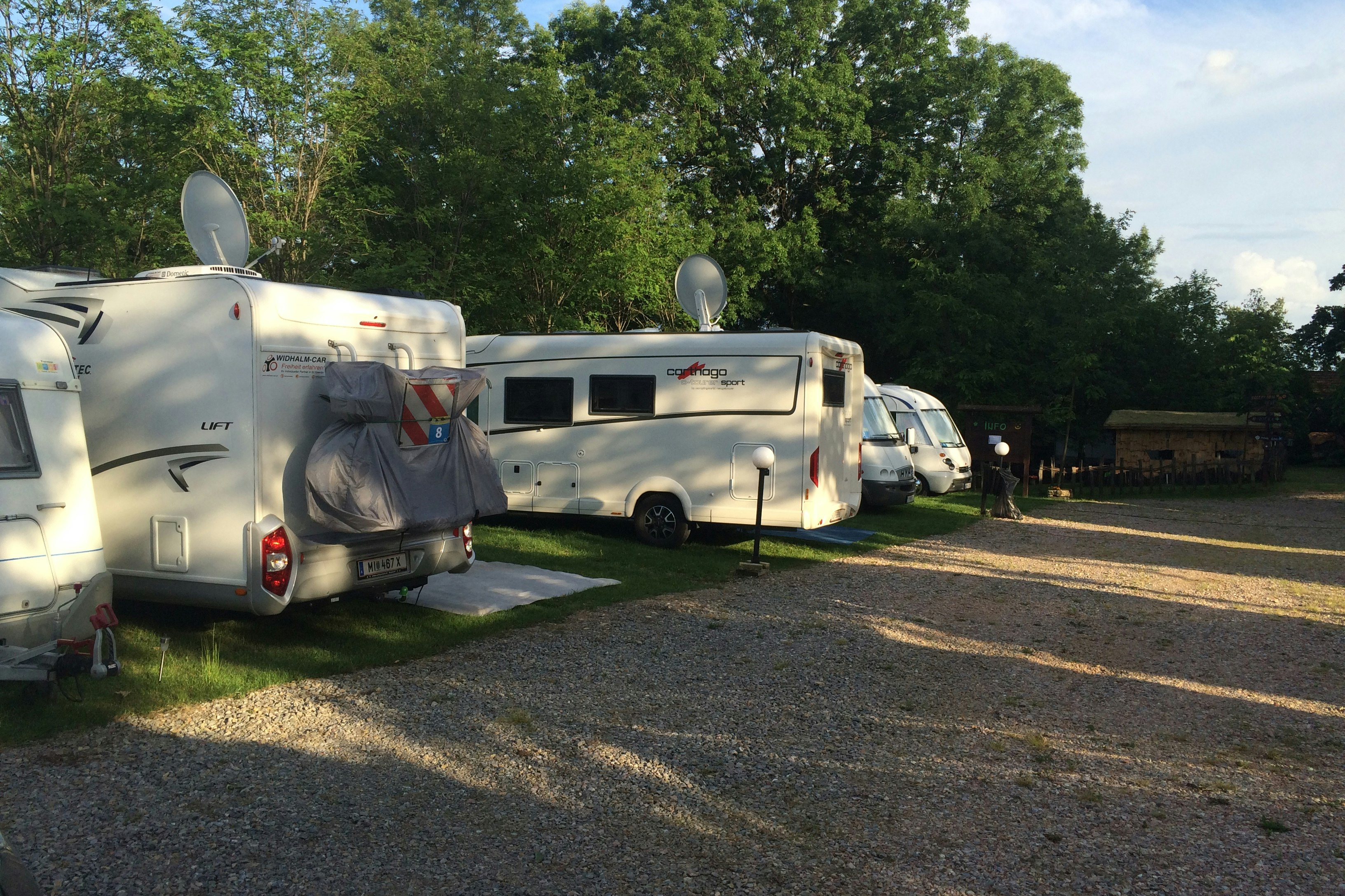 Zornića Kuća - Wohnmobil- und  Wohnwagenstellplätze auf dem Campingplatz