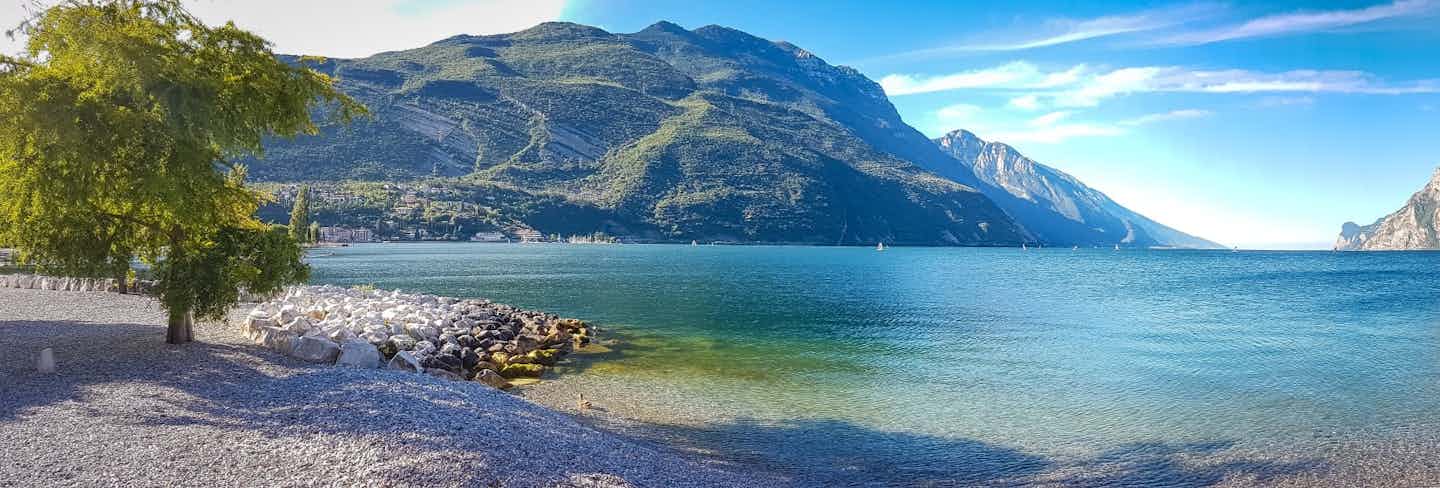 Campeggio sulla spiaggia al lago di Garda