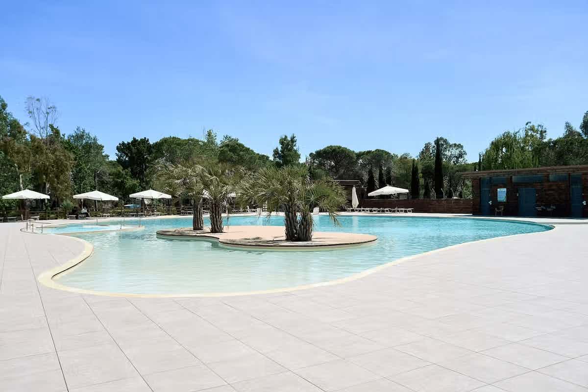 Camping mit Pool am Meer in der Toskana